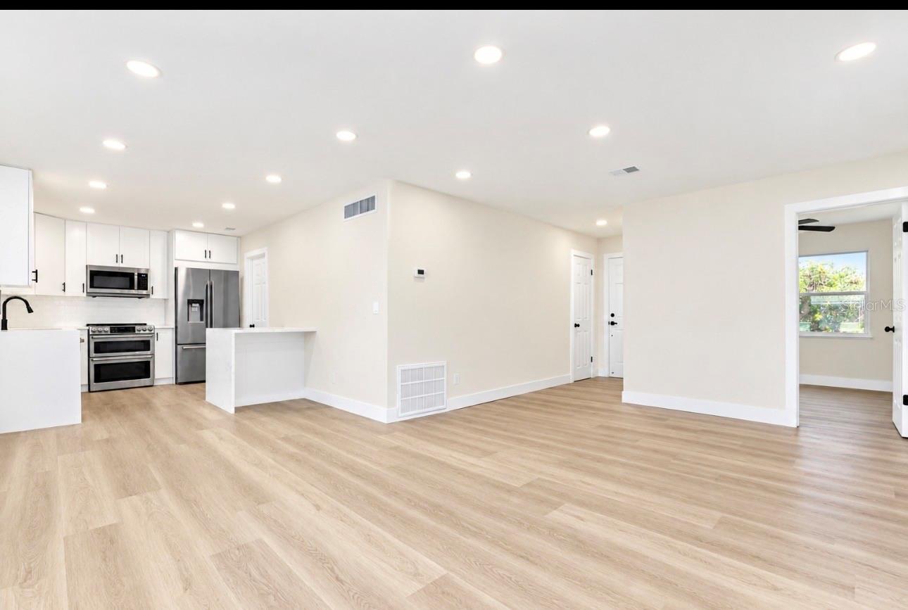 Listing photo 3 for 140 Bombay Ave