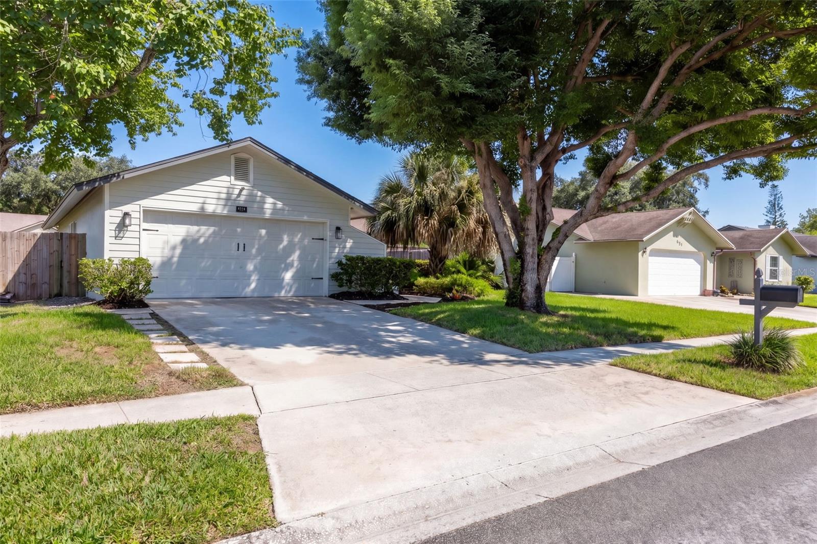 Listing photo 2 for 963 N Jerico Dr
