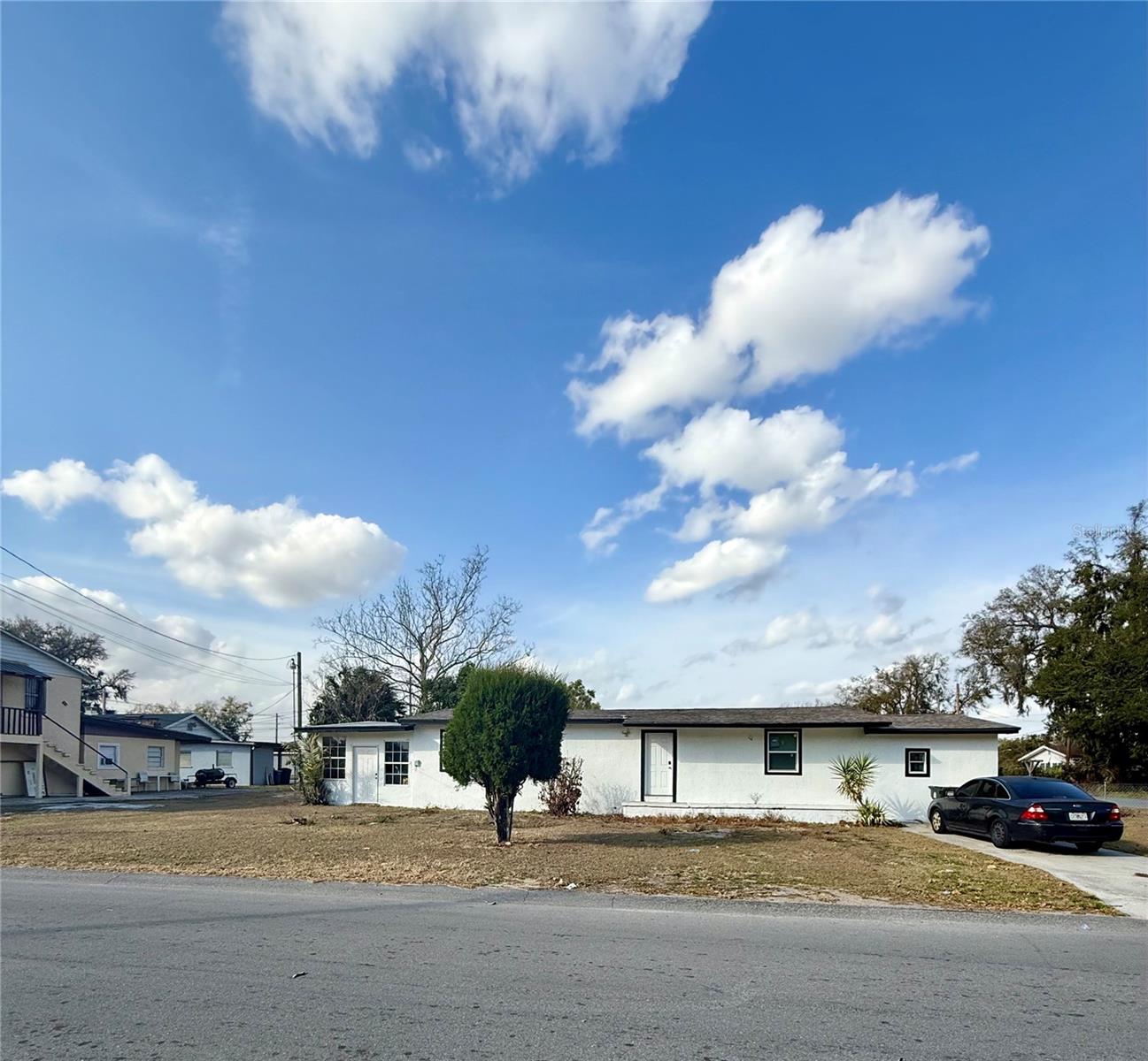 Listing photo 2 for 1550 E Bay St