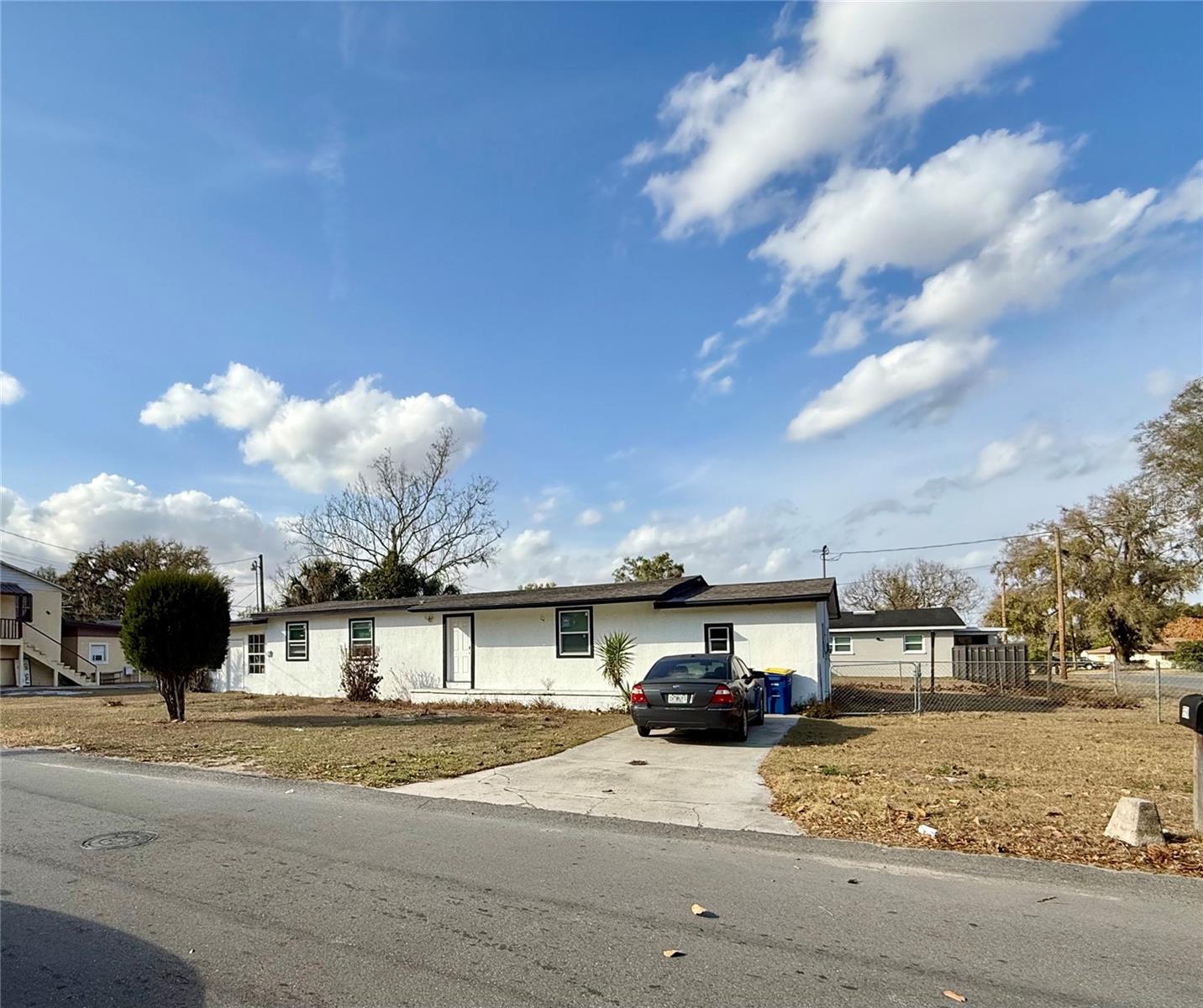 Listing photo 3 for 1550 E Bay St
