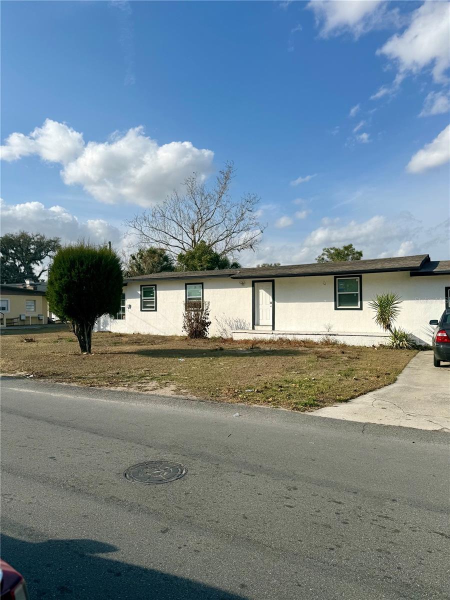 Listing photo 1 for 1550 E Bay St