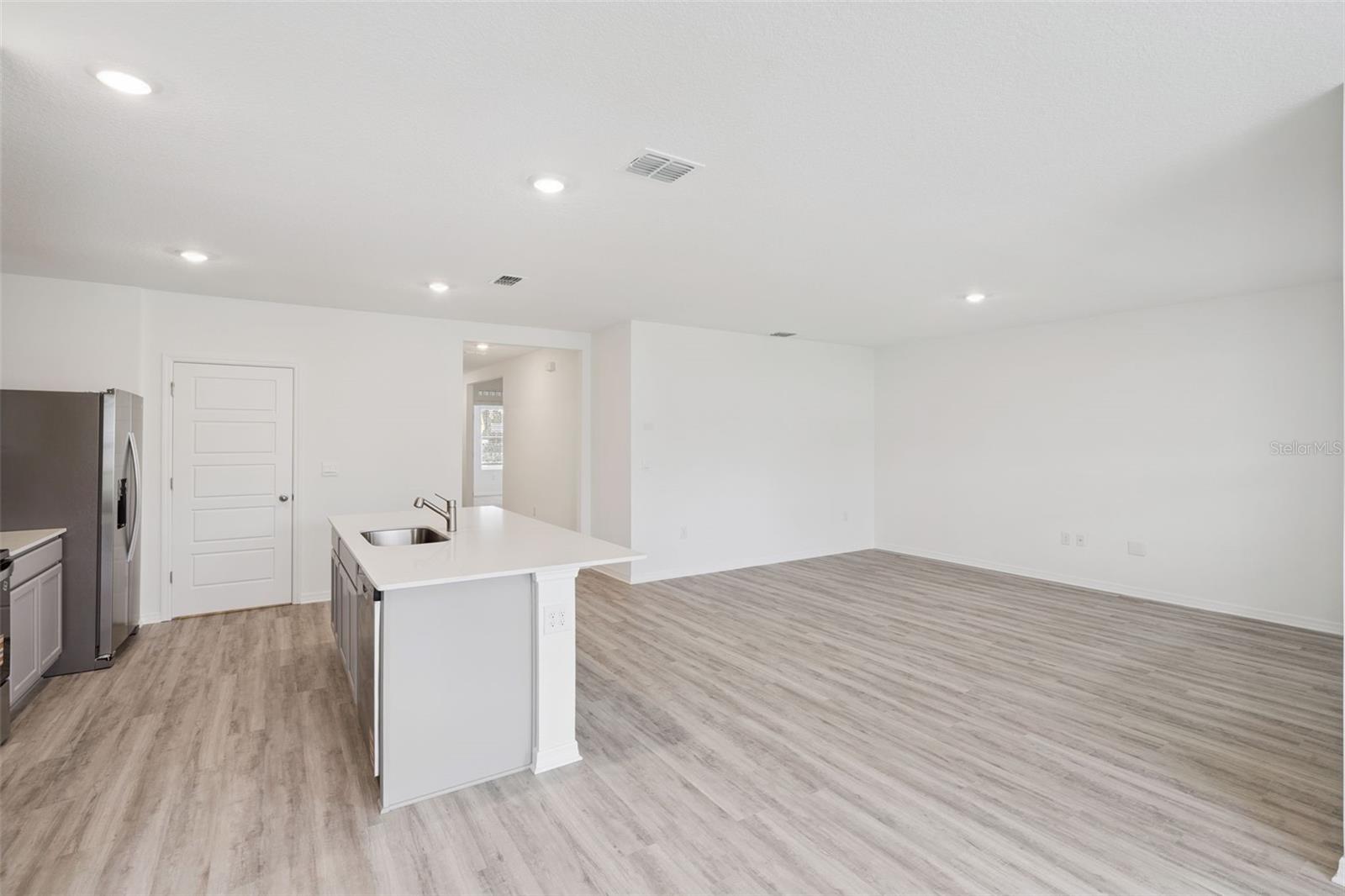 Listing photo 3 for 1803 Grandiose Dr