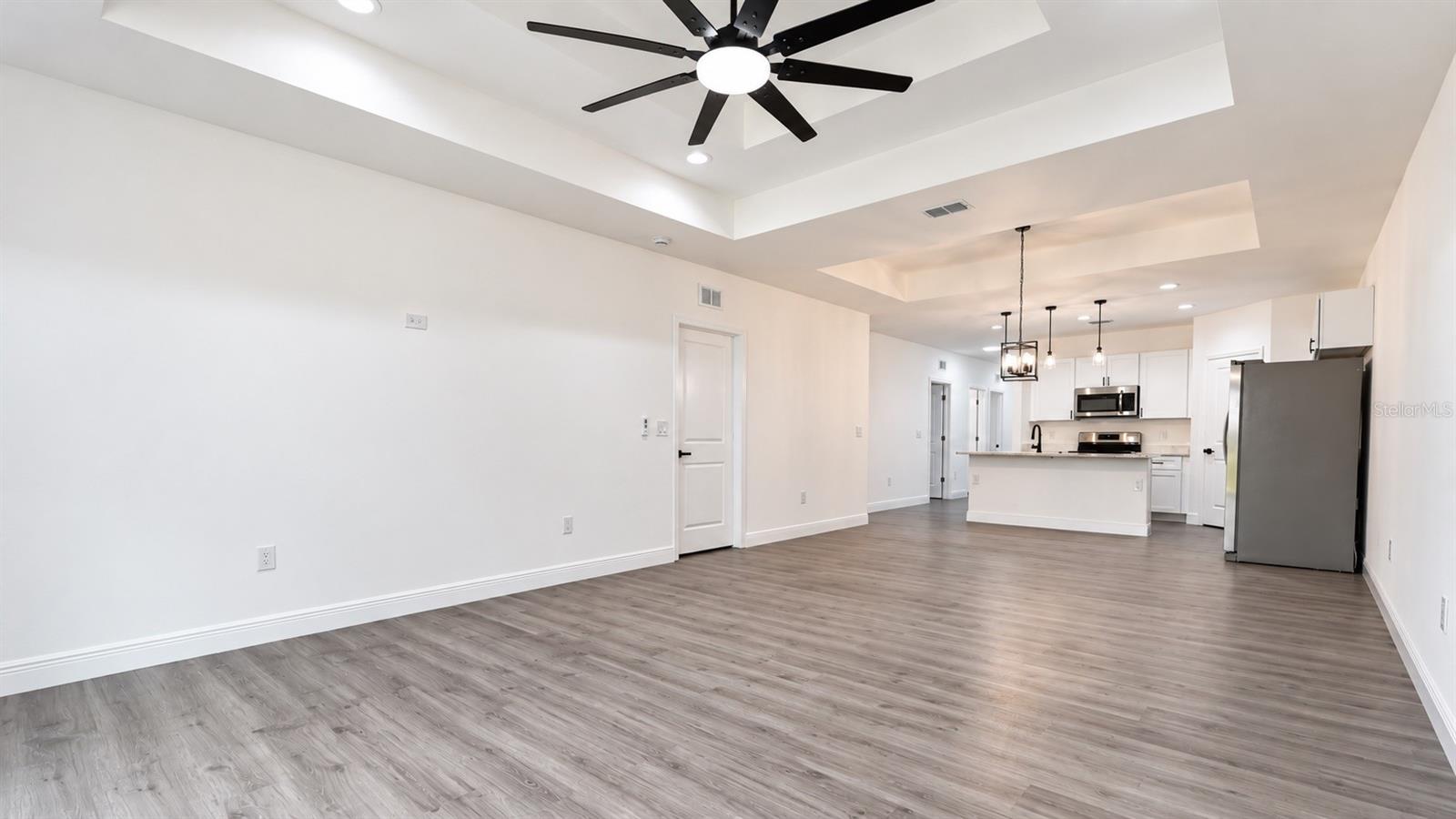 Listing photo 3 for 1028 S Terry Ave
