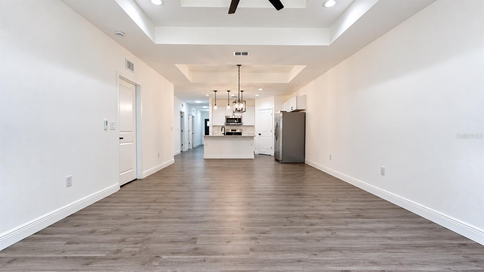 Listing photo 2 for 1028 S Terry Ave