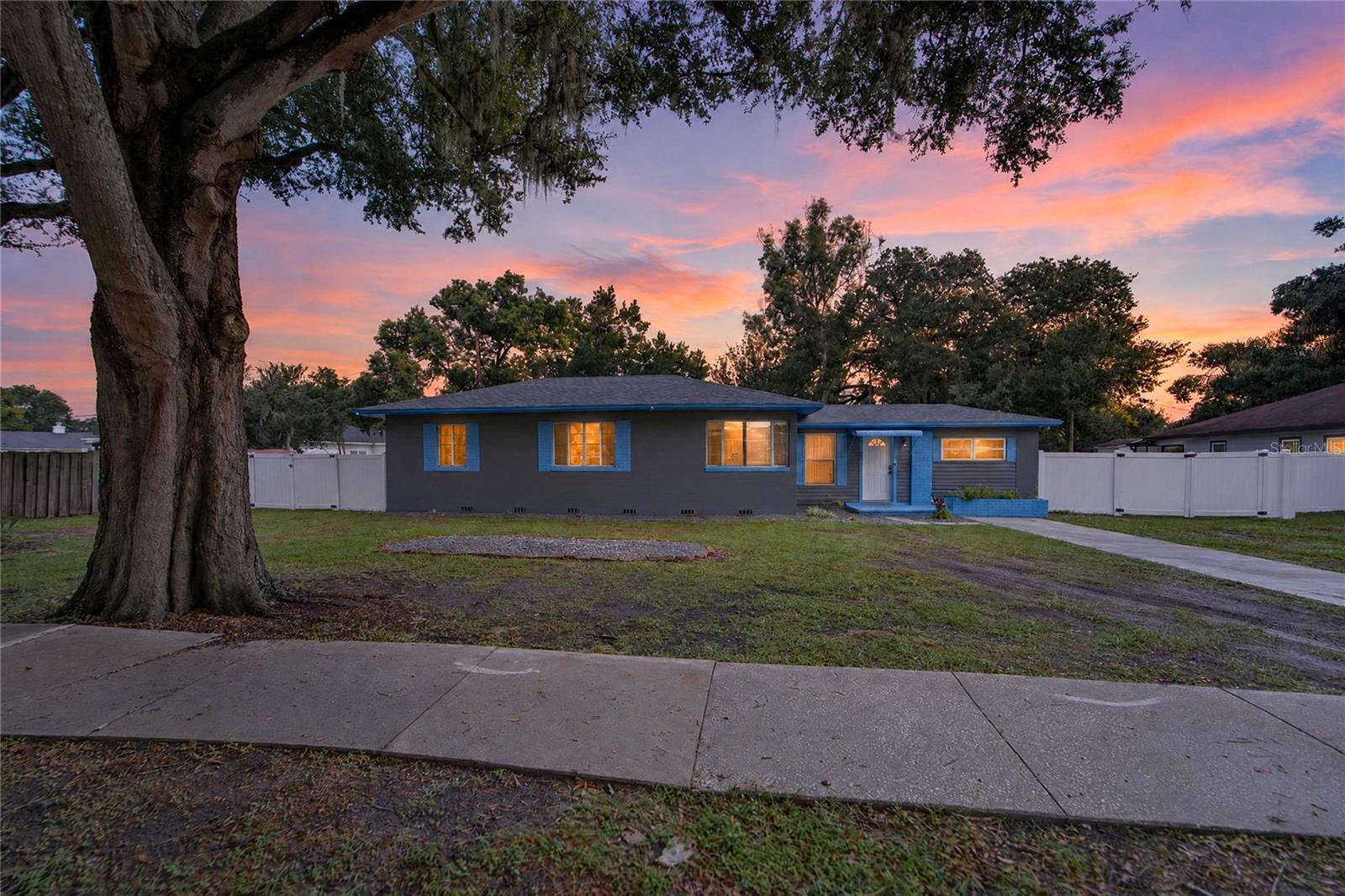 Listing photo 2 for 627 Holly Pl