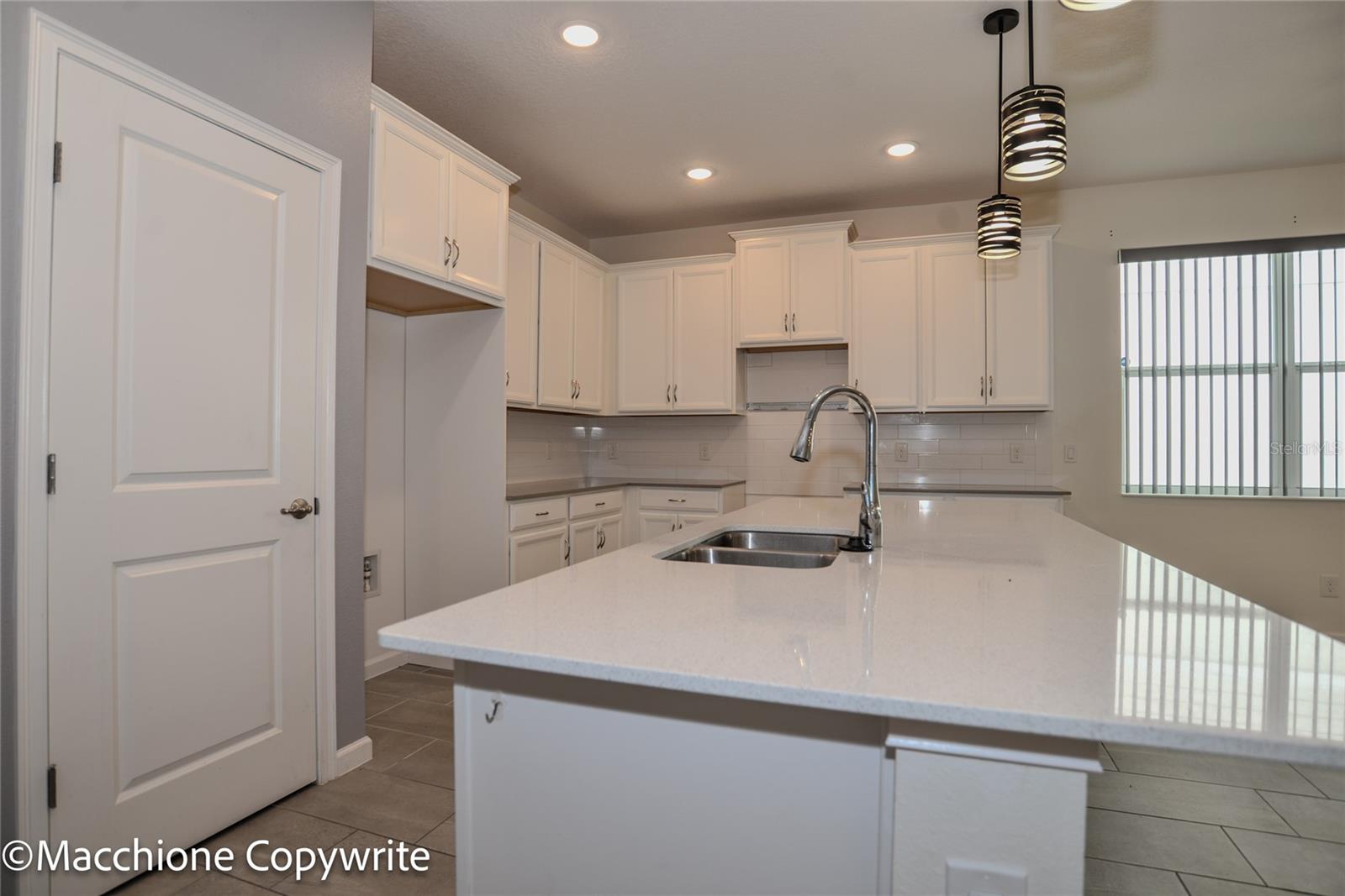 Listing photo 2 for 640 Fortuna Dr