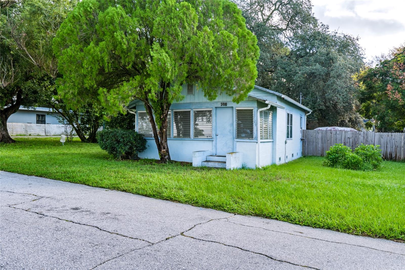 Listing photo 1 for 308 S Galena Ave