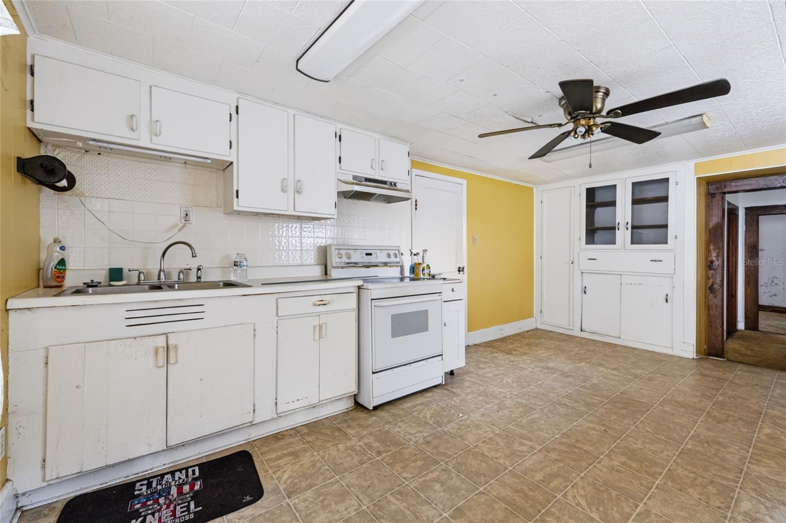 Listing photo 3 for 308 S Galena Ave