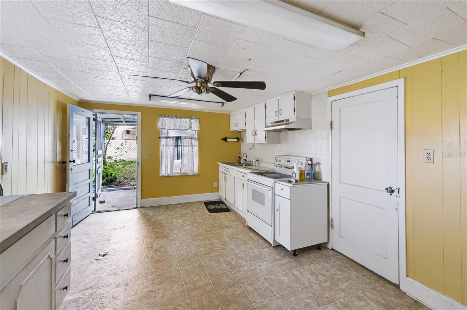 Listing photo 2 for 308 S Galena Ave
