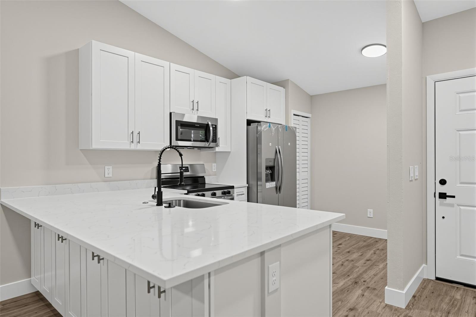 Listing photo 3 for 583 Bablonica Dr