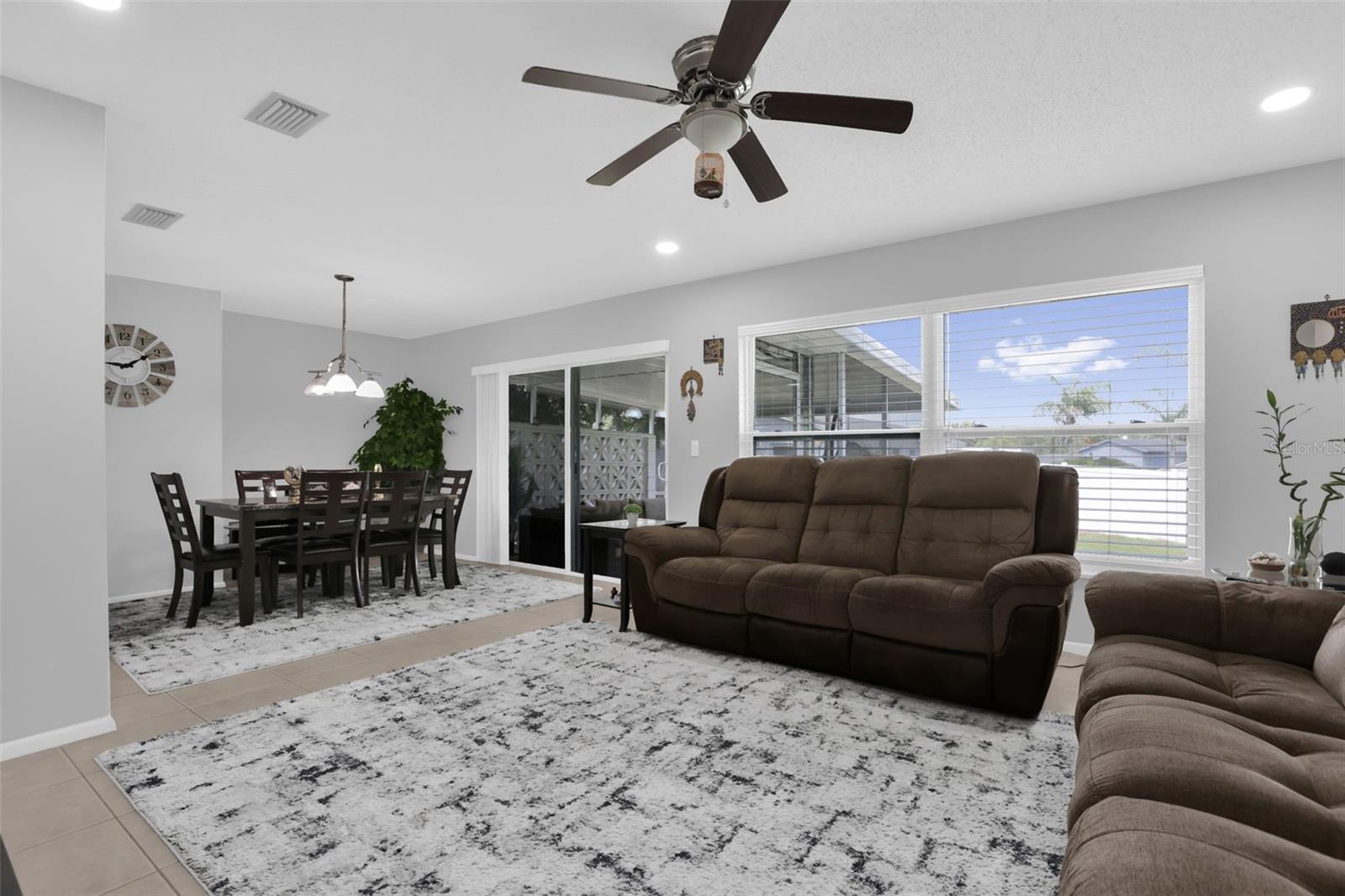 Listing photo 3 for 14 Apple Hill Holw