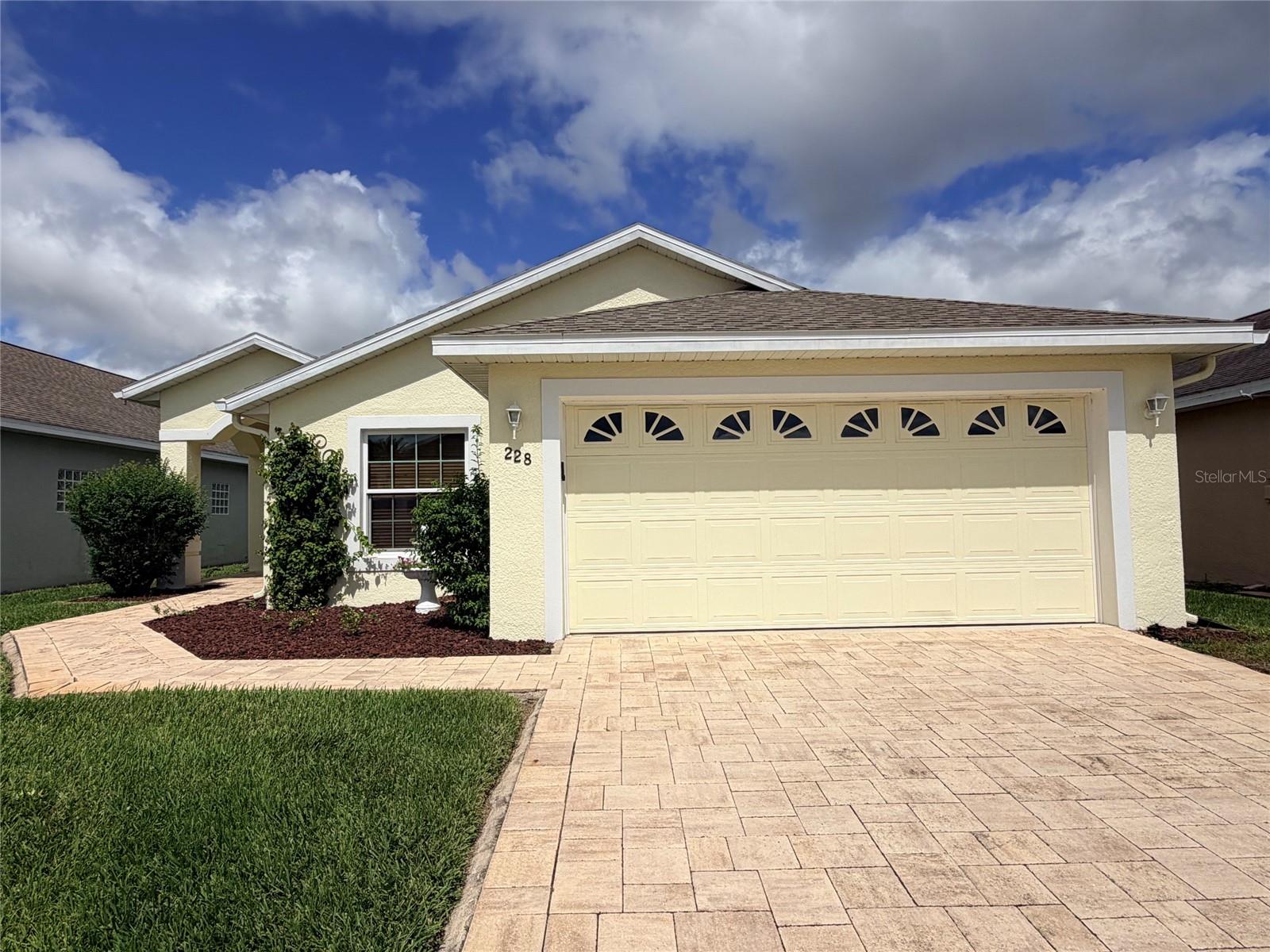 Listing photo 3 for 228 Fleming Ln