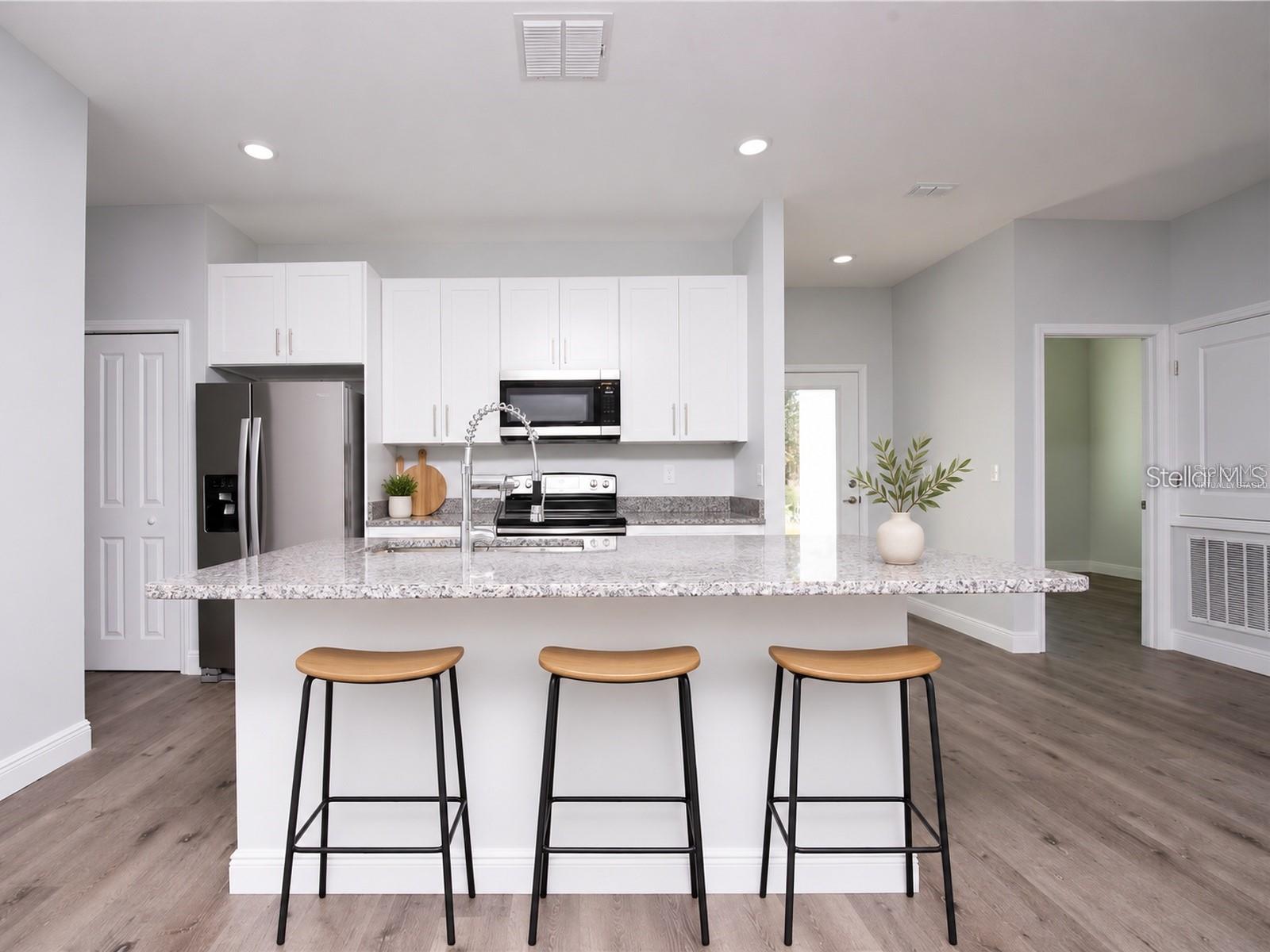 Listing photo 3 for 2433 Avenue F Nw