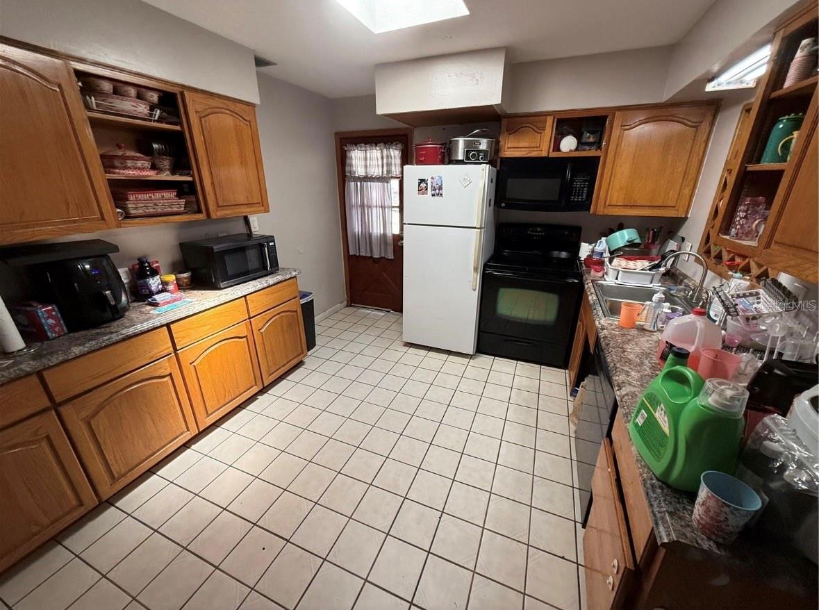 Listing photo 3 for 460 W Pierce St