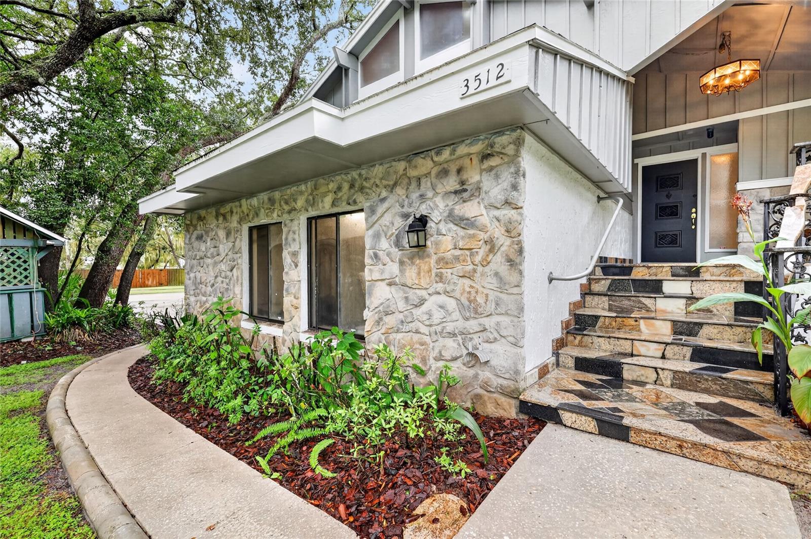 Listing photo 3 for 3512 Merivale Dr