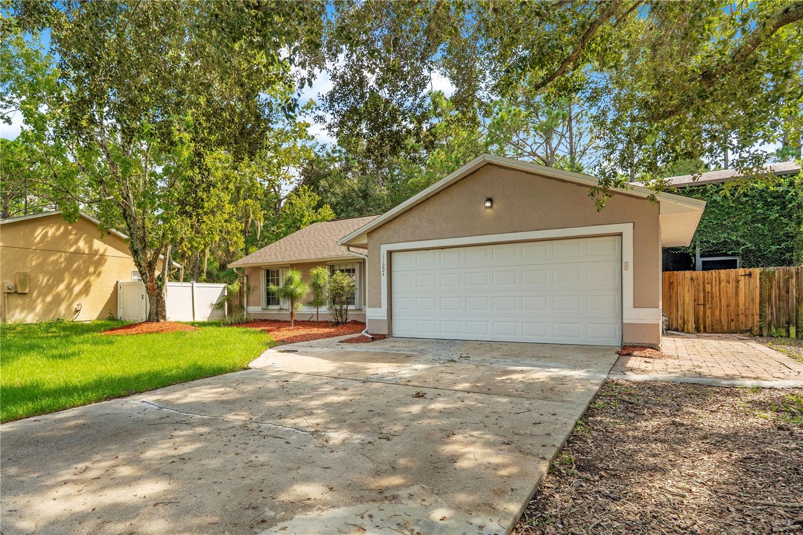 Listing photo 3 for 11224 Cypress Leaf Dr