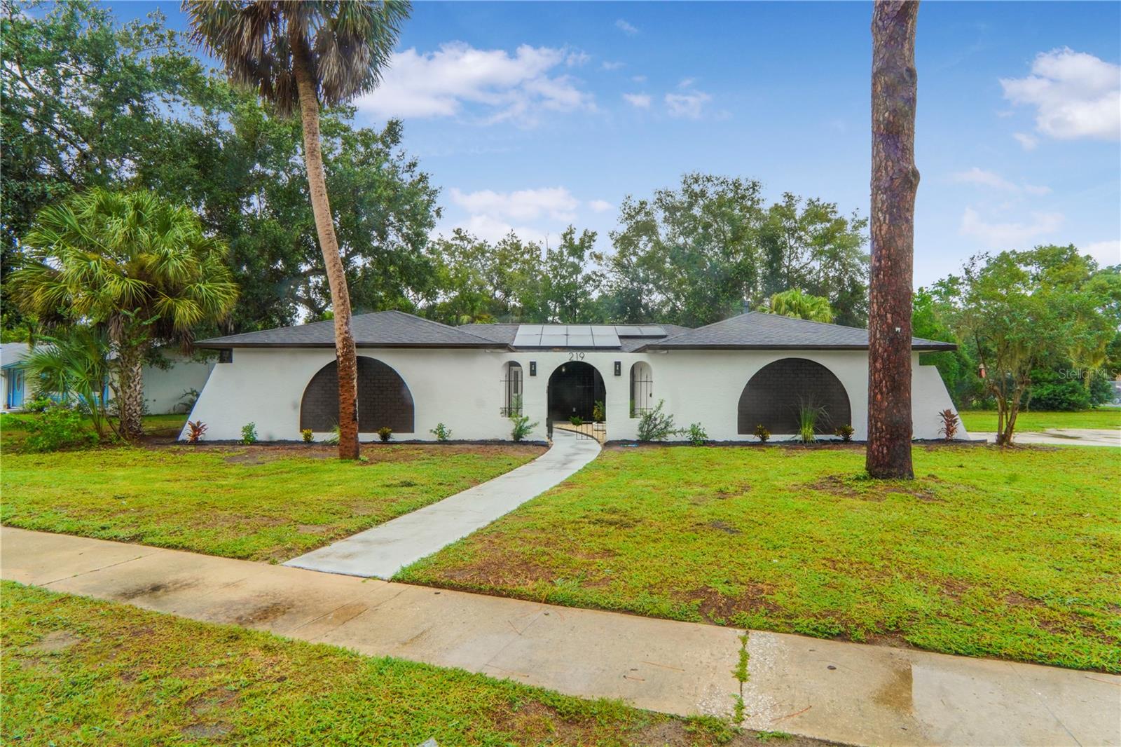 Listing photo 2 for 219 Sheridan Ave