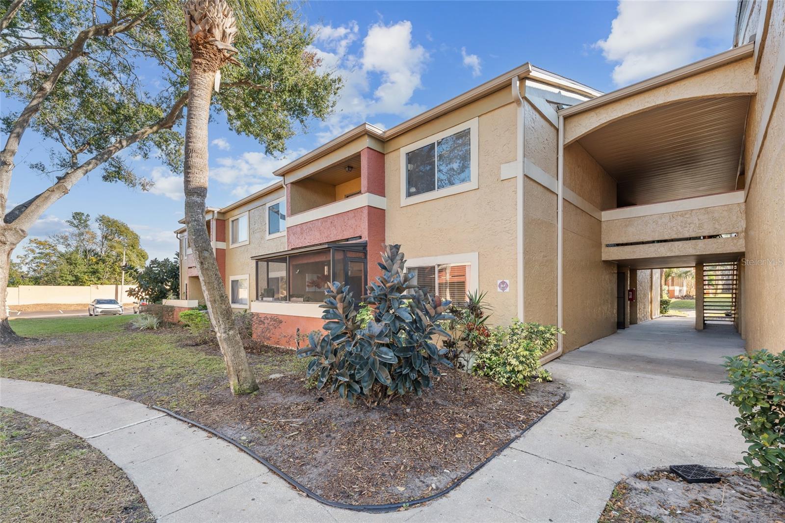 Listing photo 1 for 652 Kenwick Cir #105
