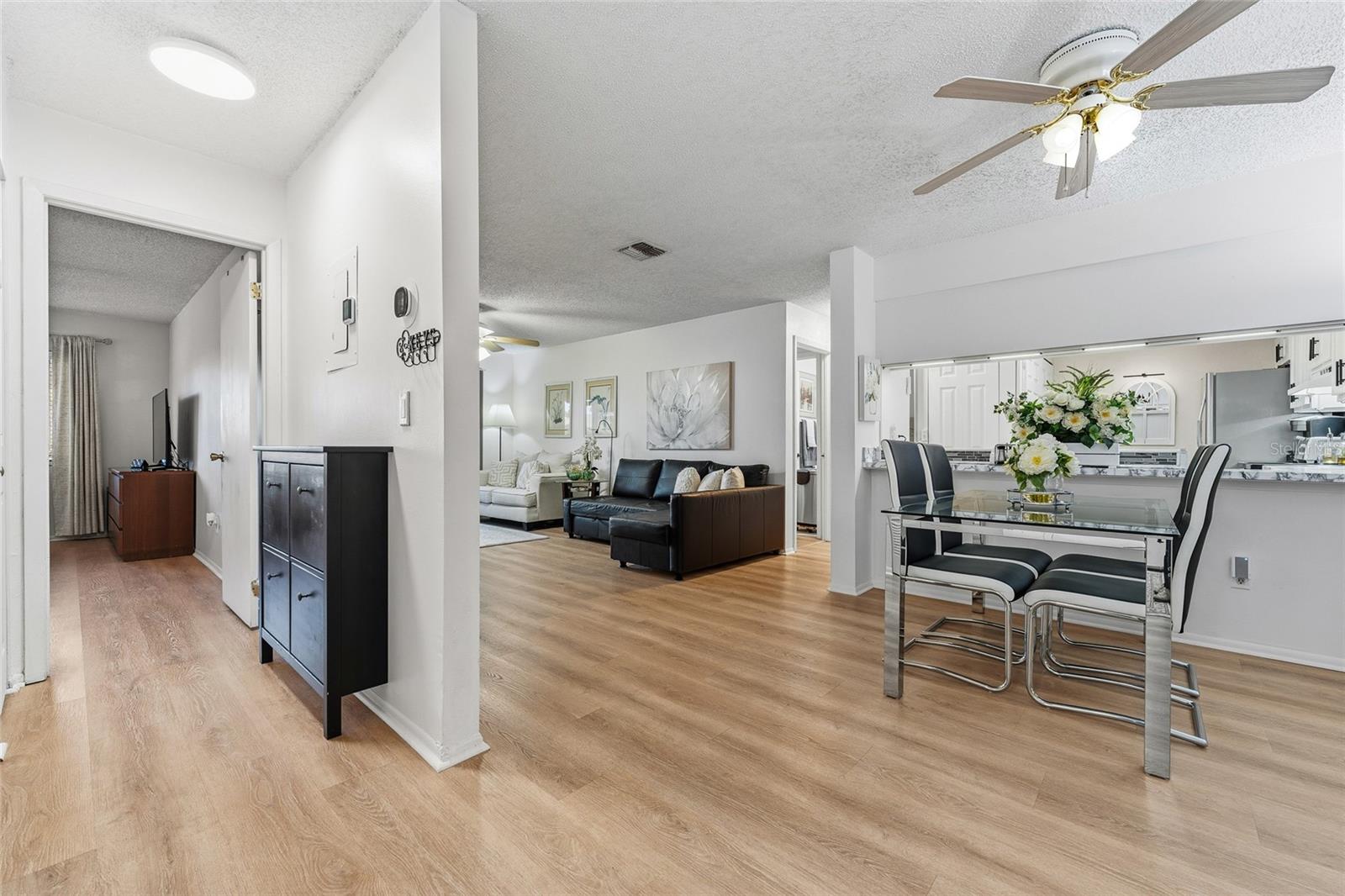 Listing photo 3 for 652 Kenwick Cir #105