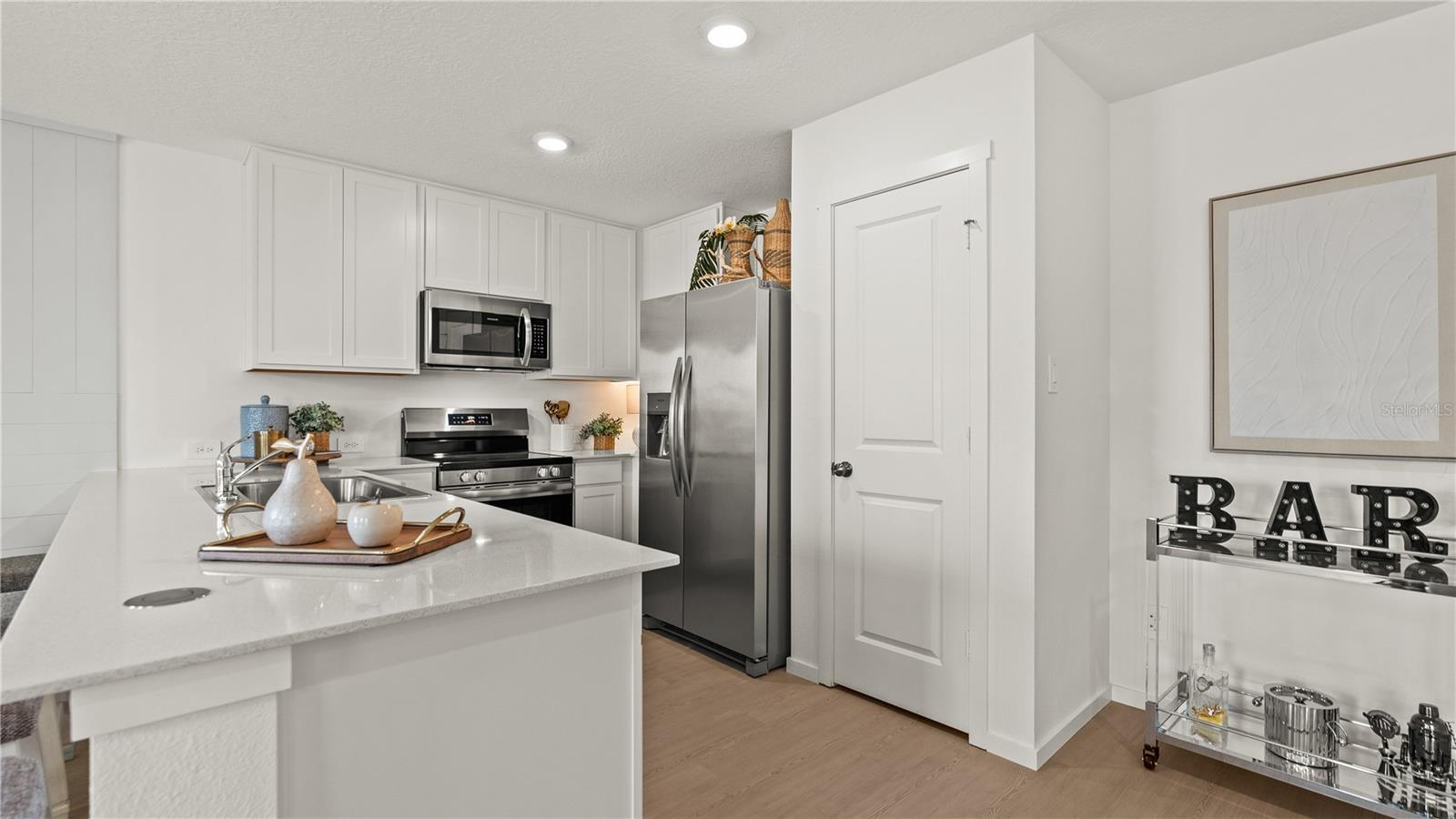 Listing photo 2 for 717 Ruth Ave
