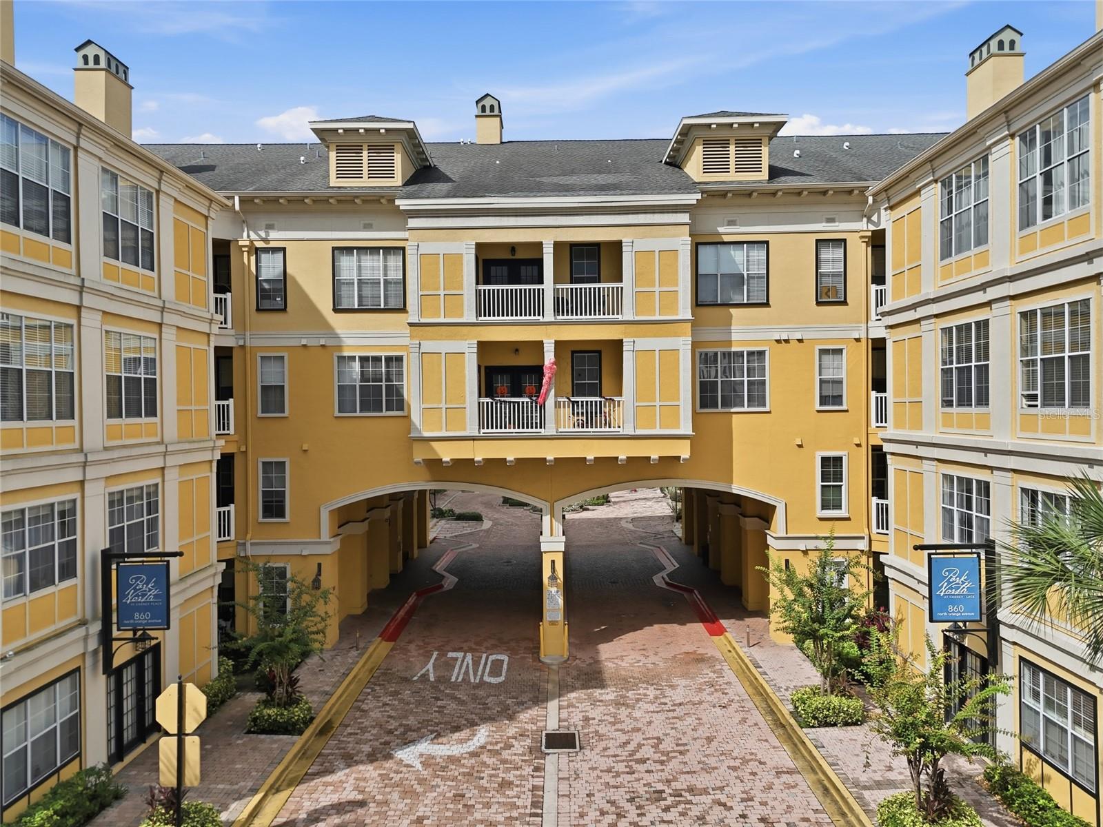 Listing photo 3 for 860 N Orange Ave #355