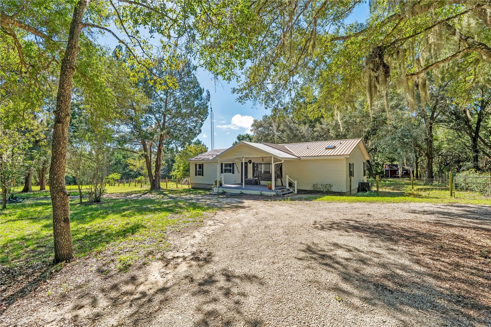 Listing photo 2 for 37820 Ridgecrest Ln