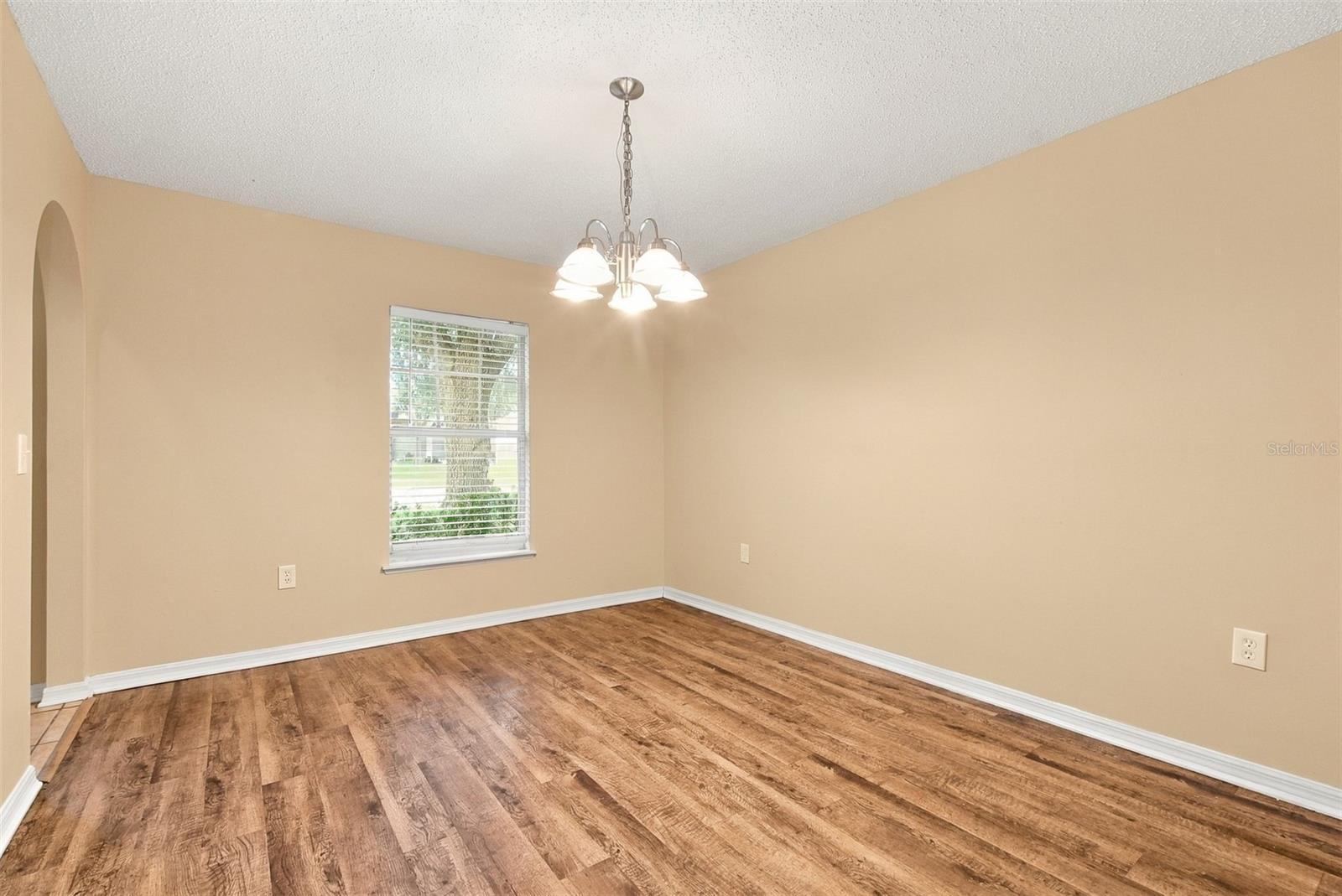 Listing photo 3 for 2228 Sandridge Cir