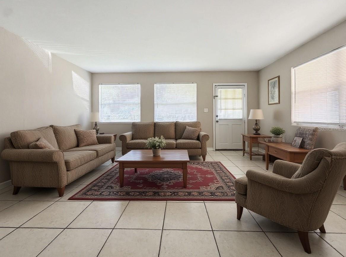 Listing photo 3 for 1314 Hialeah Dr