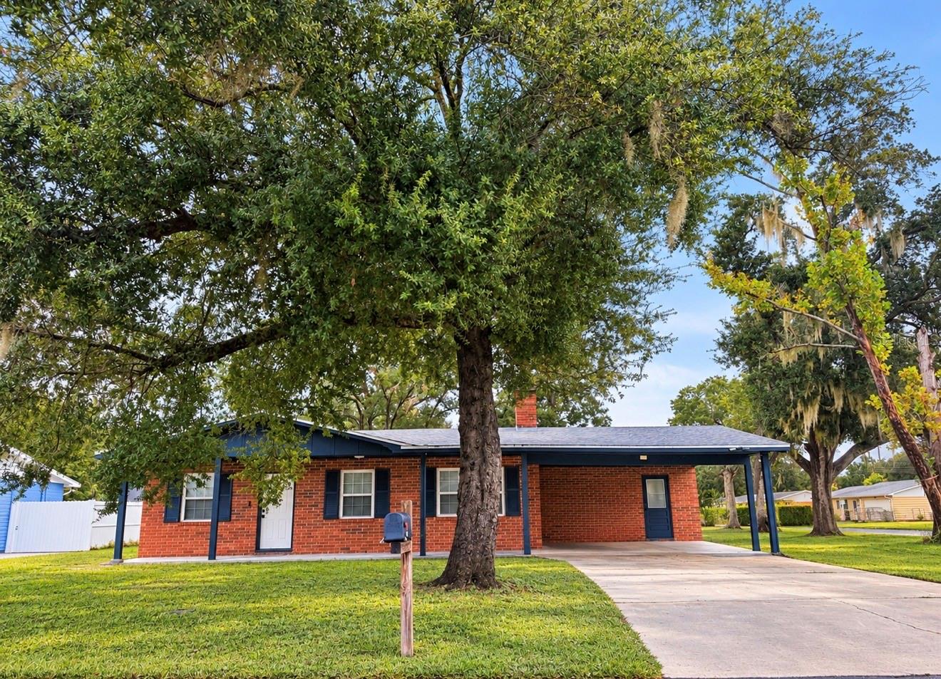Listing photo 1 for 305 W Wellington Dr