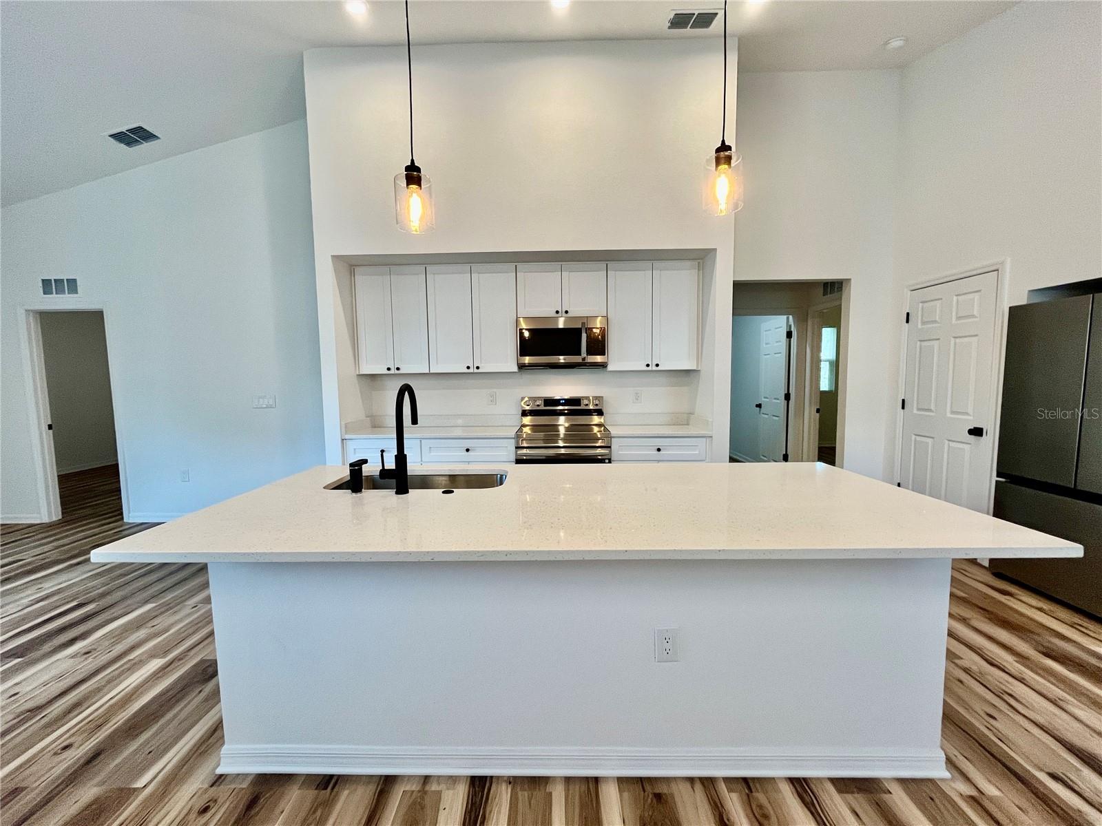 Listing photo 3 for 2416 Taylor Rd S