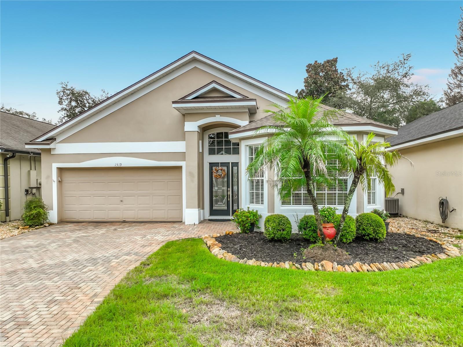 Listing photo 1 for 1519 Woodsglen Dr