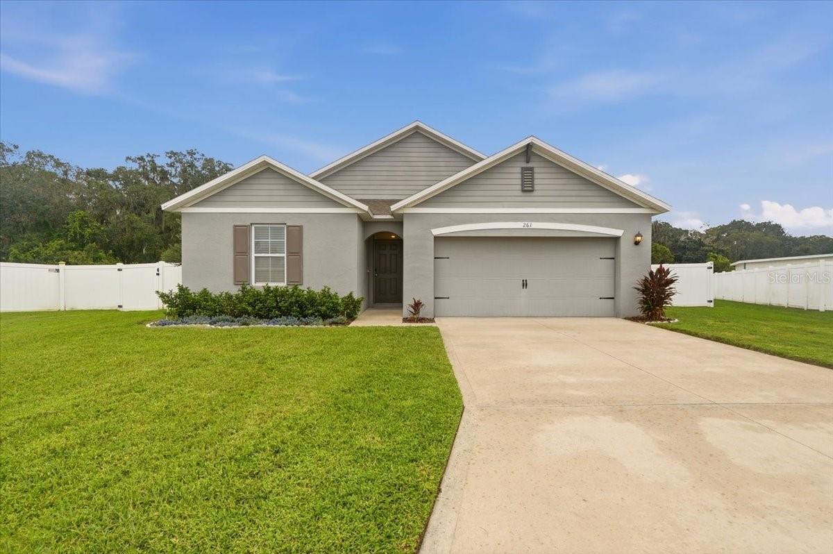 Listing photo 2 for 261 St Thomas Dr