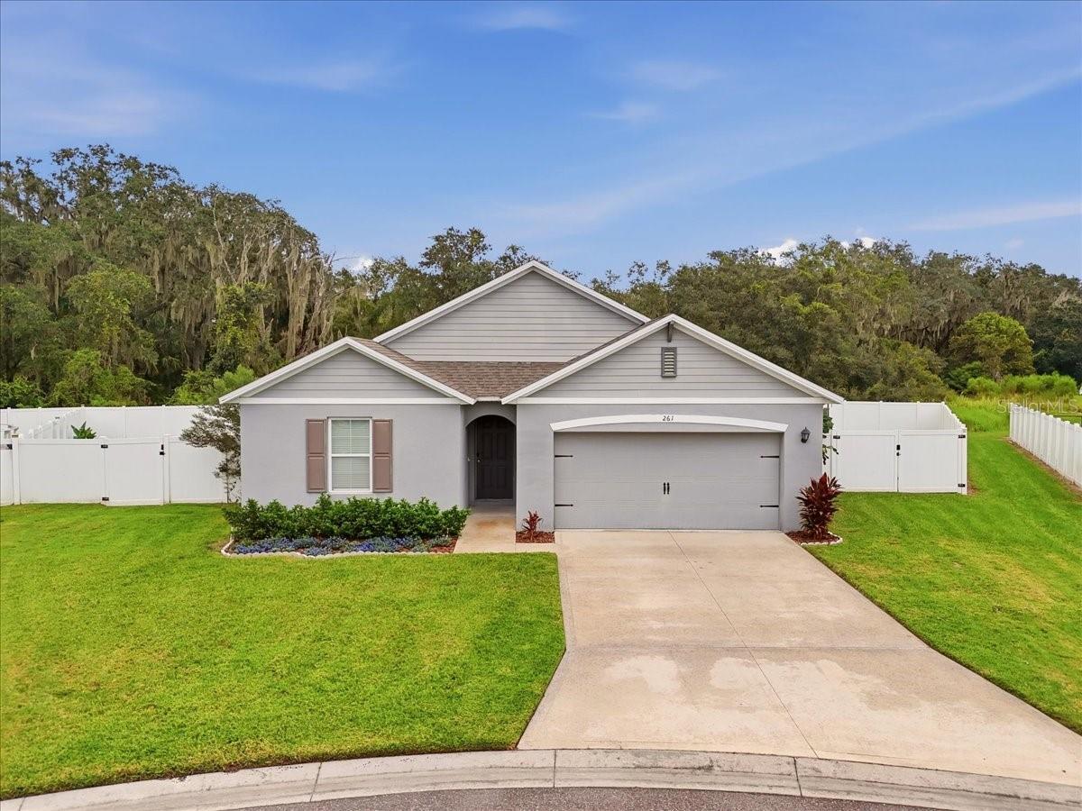Listing photo 3 for 261 St Thomas Dr