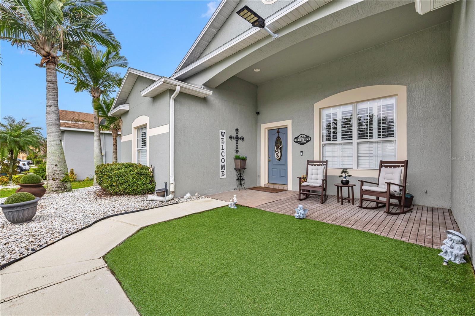 Listing photo 2 for 255 Strathmore Cir