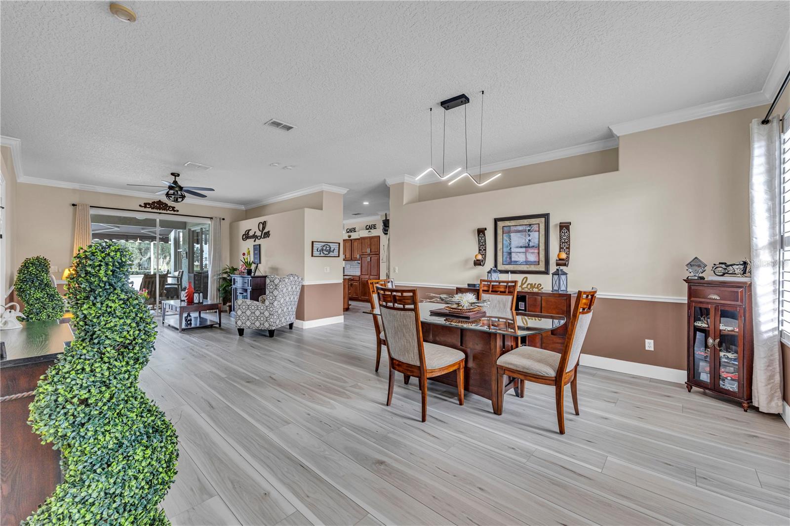 Listing photo 3 for 255 Strathmore Cir