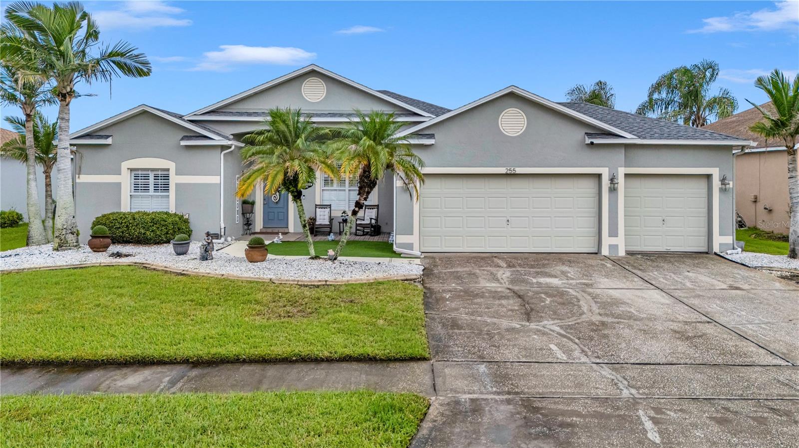 Listing photo 1 for 255 Strathmore Cir