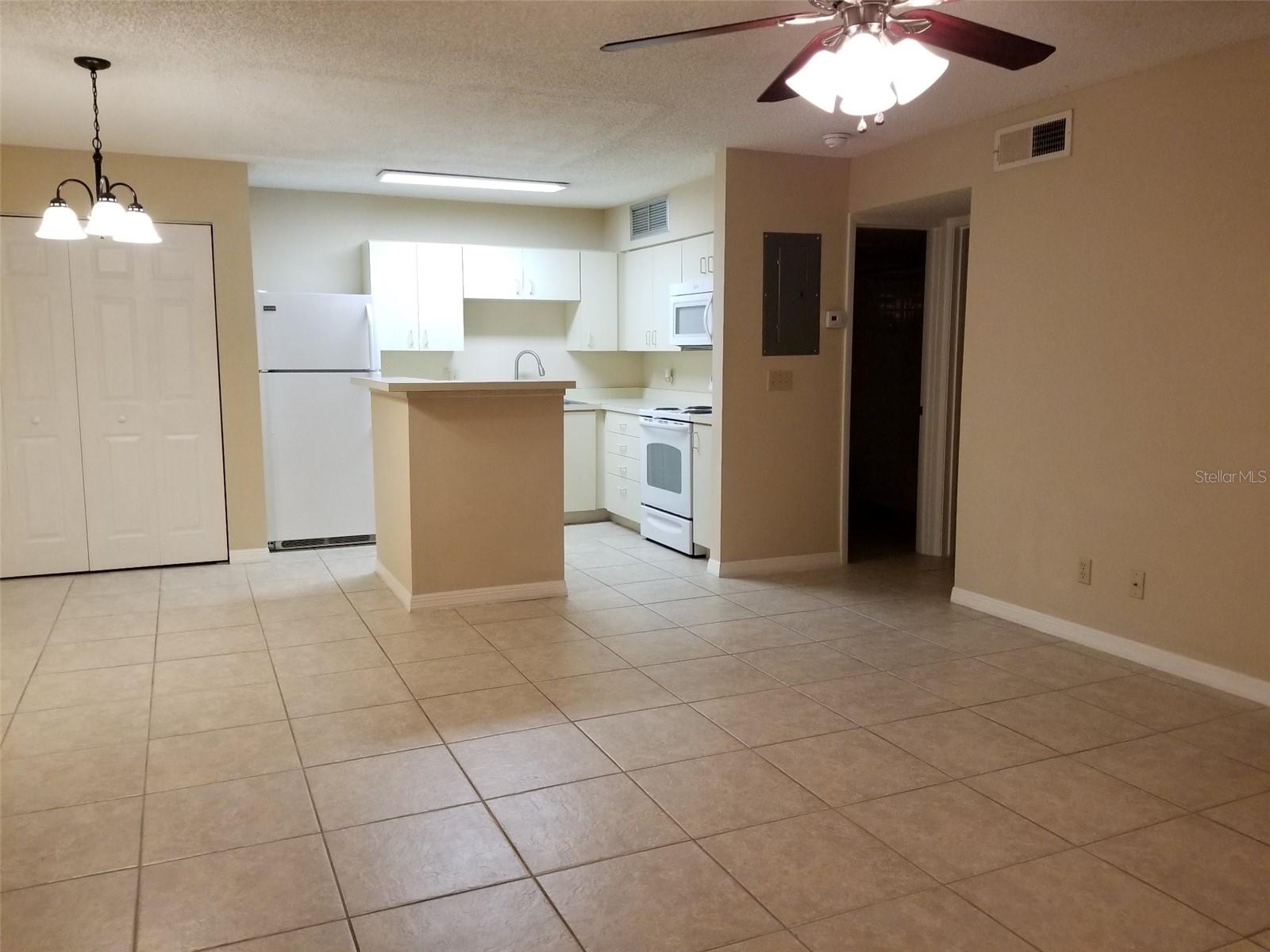 Listing photo 2 for 420 Forestway Cir #207