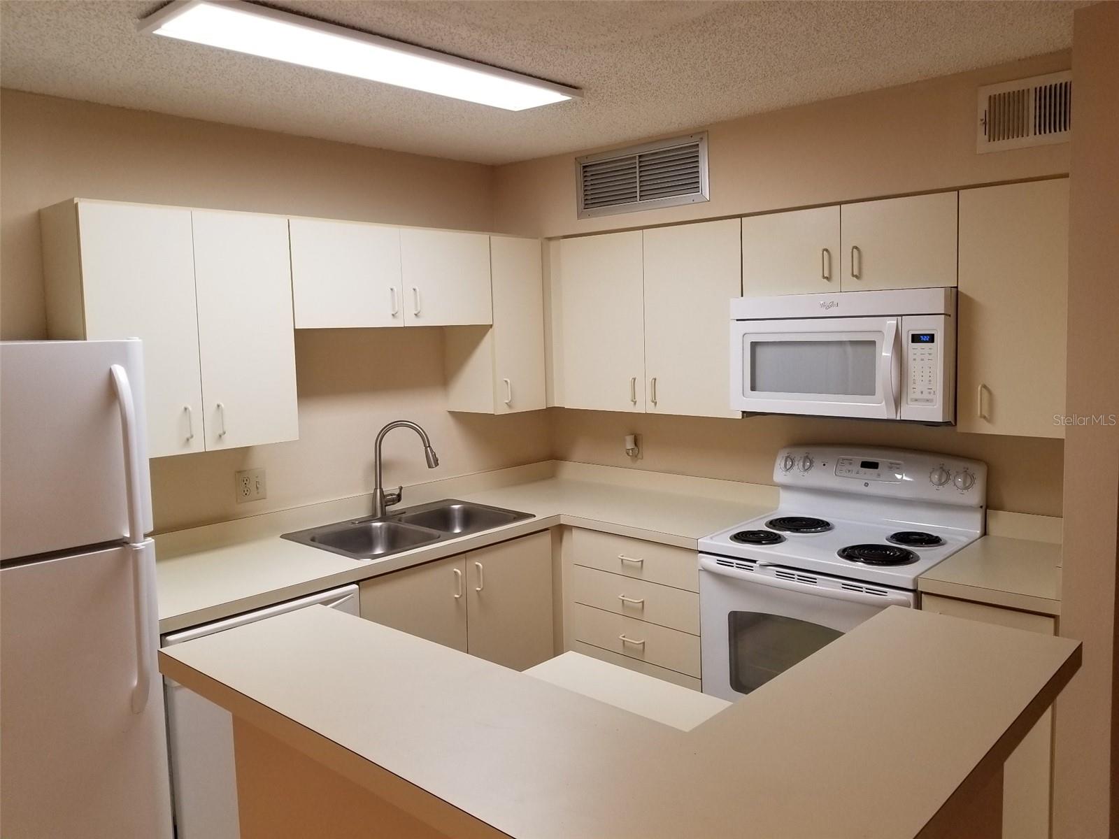 Listing photo 3 for 420 Forestway Cir #207
