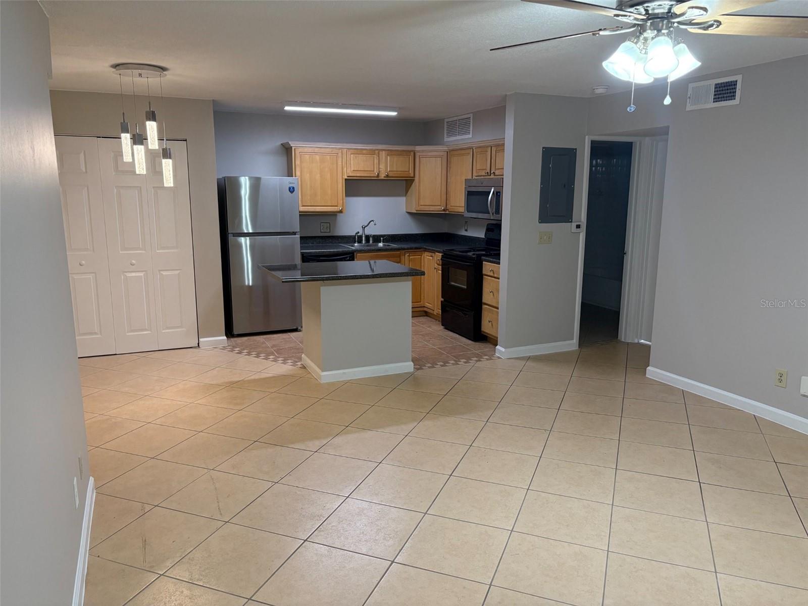 Listing photo 2 for 360 Lakepointe Dr #202