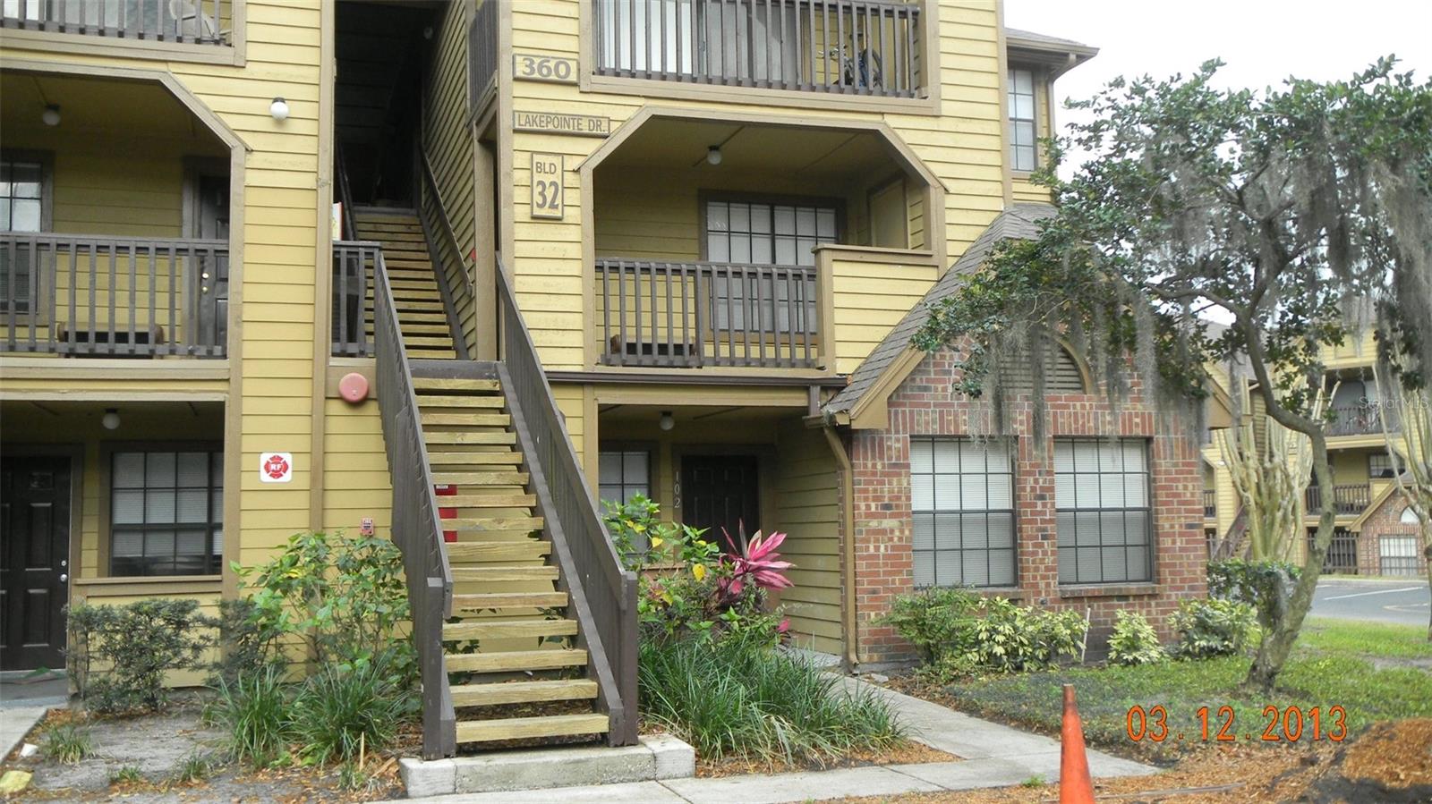 Listing photo 1 for 360 Lakepointe Dr #202