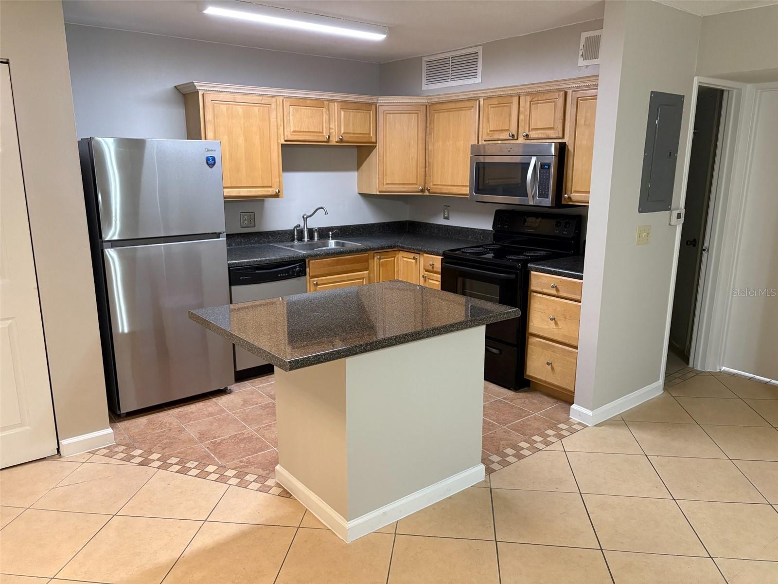 Listing photo 3 for 360 Lakepointe Dr #202