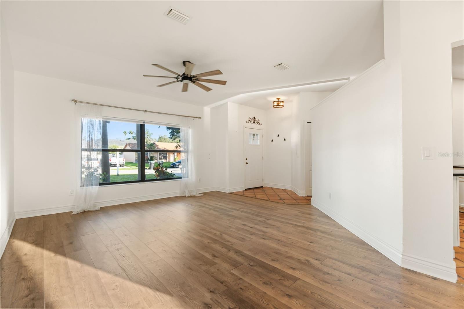 Listing photo 3 for 5125 Formby Dr