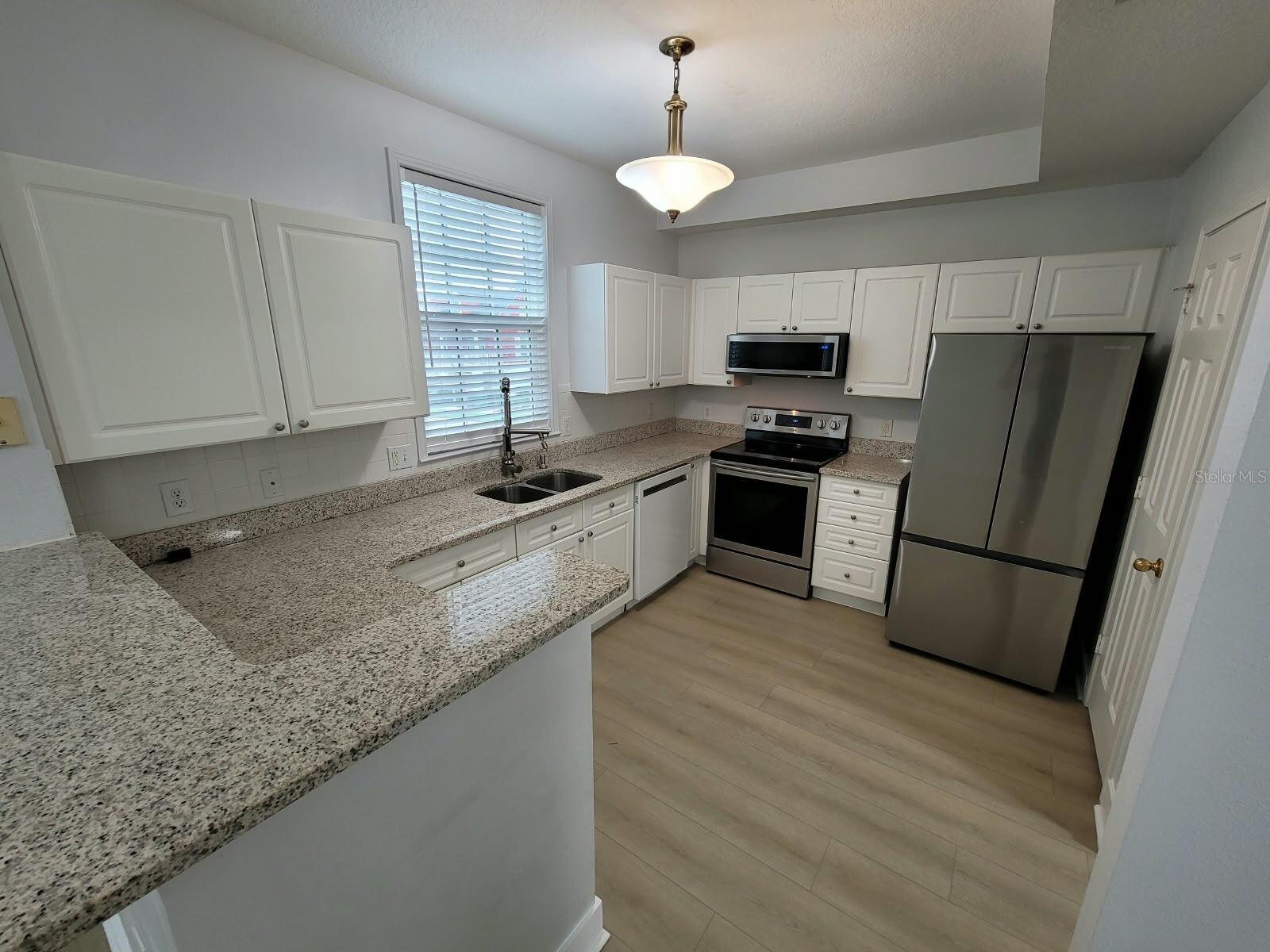 Listing photo 3 for 265 Goldenrain Dr #265