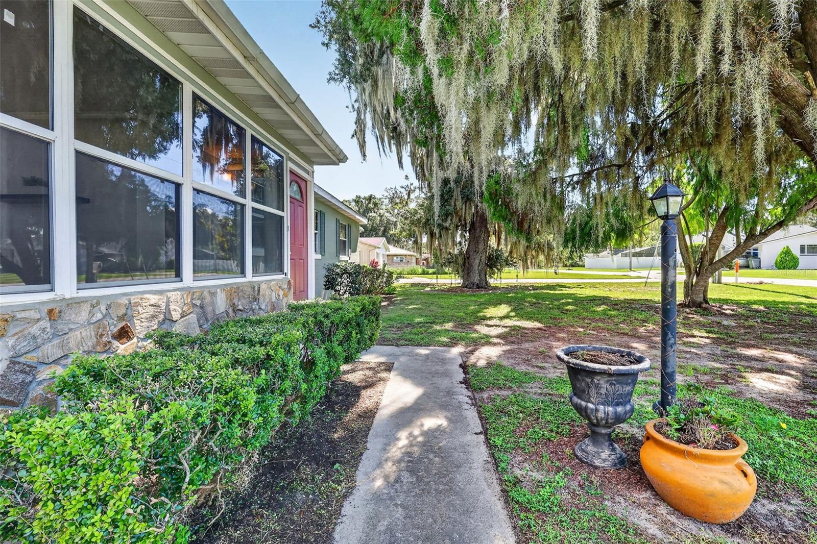 Listing photo 3 for 1610 Park Dr