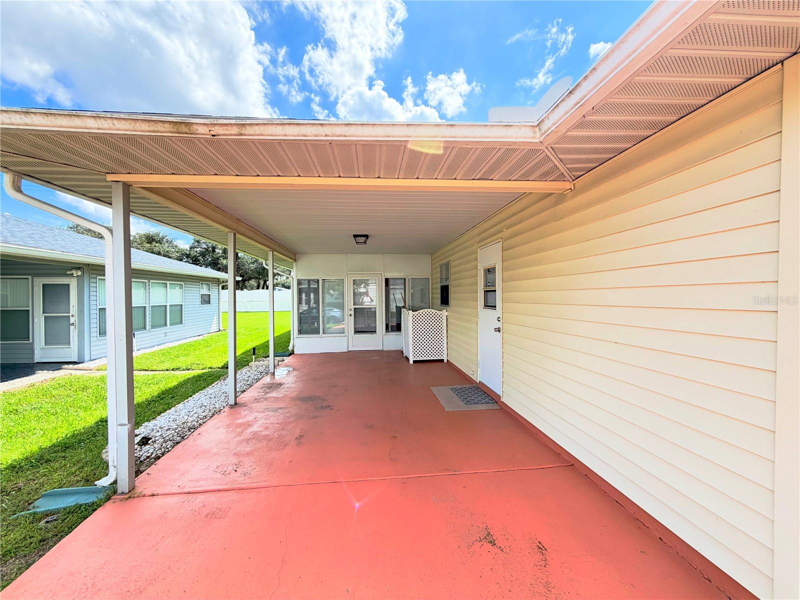 Listing photo 3 for 1420 Colonnades Cir S