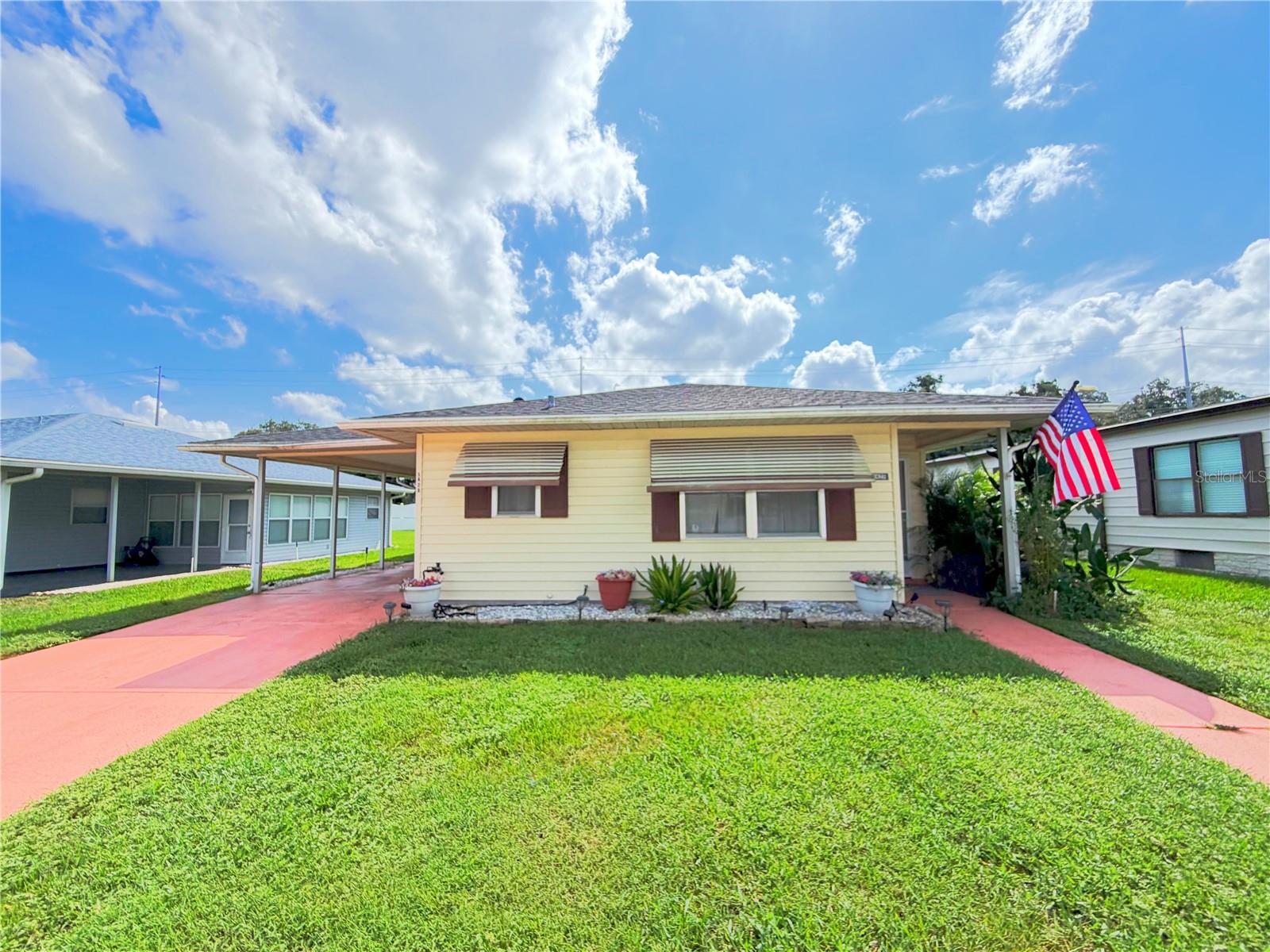 Listing photo 1 for 1420 Colonnades Cir S