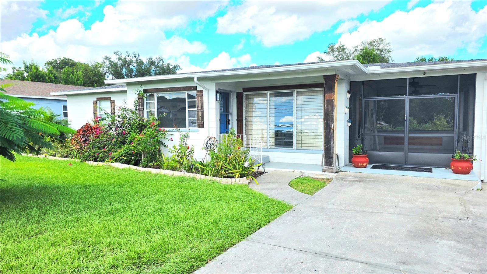 Listing photo 2 for 213 W Crawford St