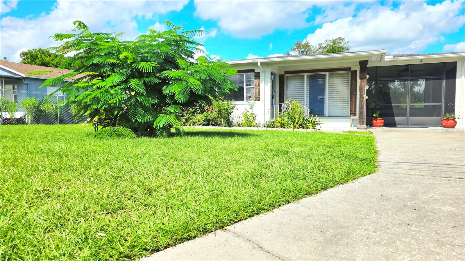 Listing photo 3 for 213 W Crawford St