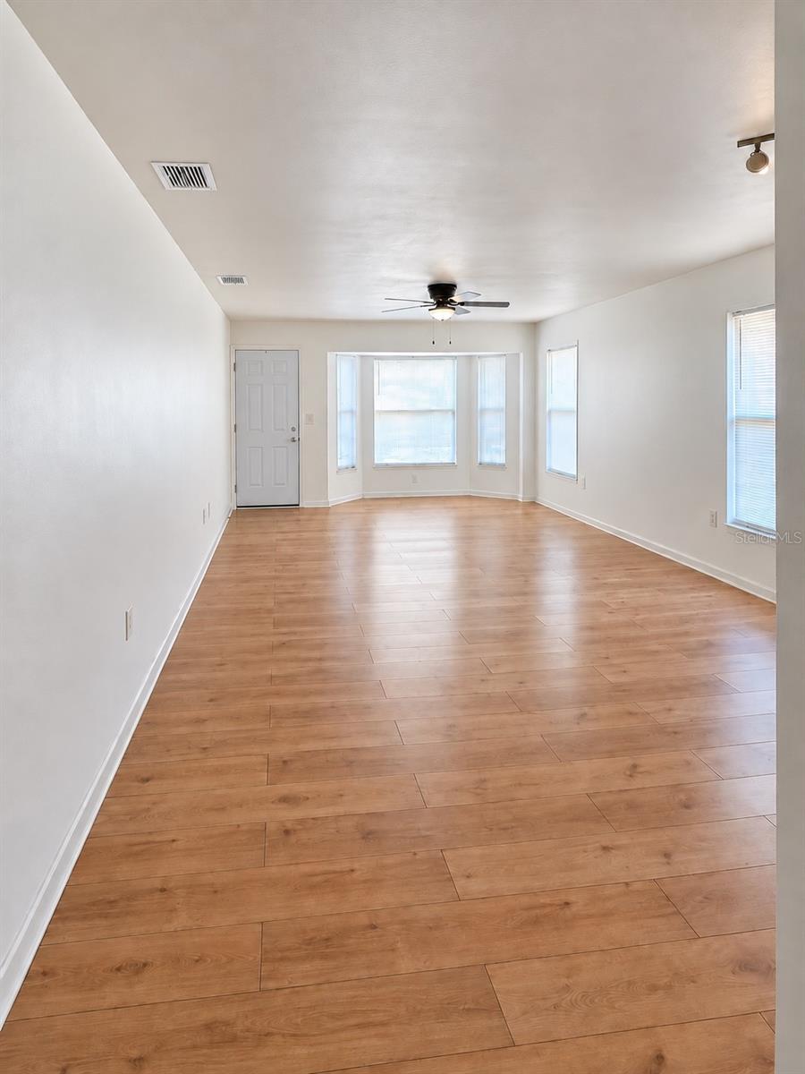 Listing photo 3 for 86 Lake Daisy Blvd
