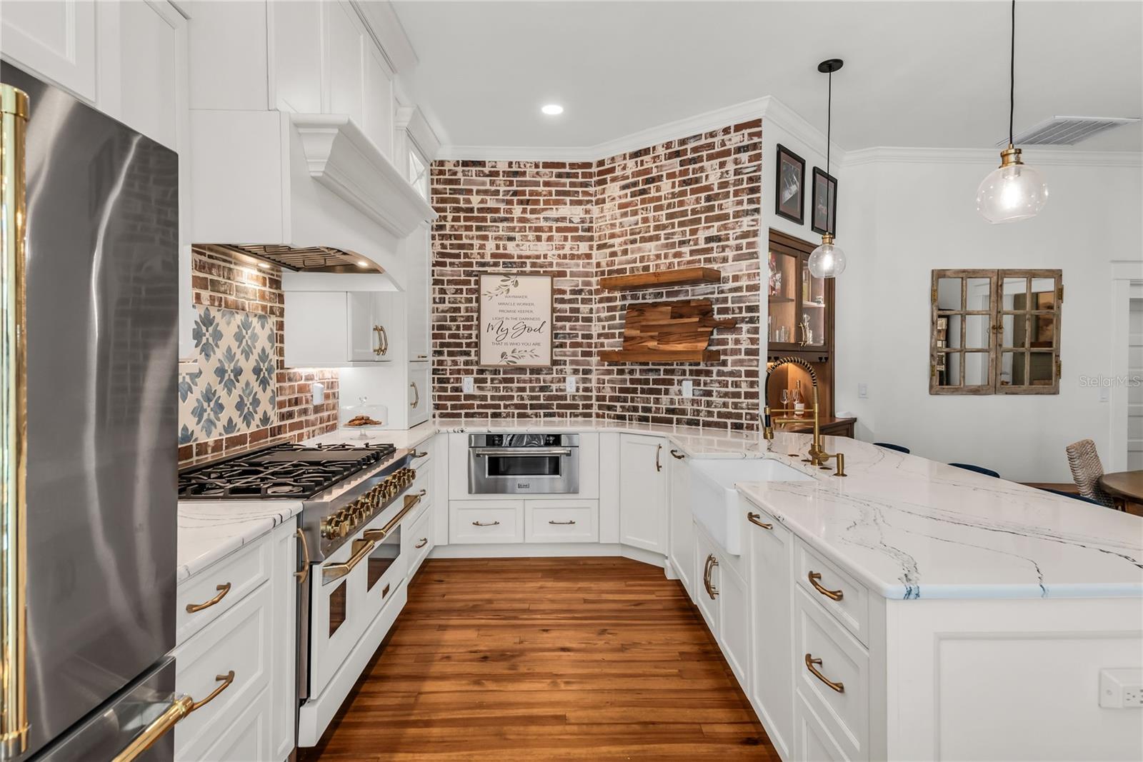 Listing photo 3 for 234 N Lakeview Ave